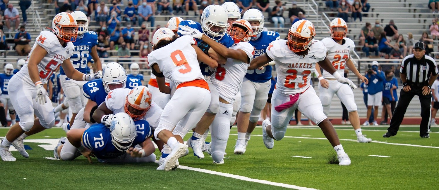 The Mineola defense swarms the Wills Point ball carrier for no gain Friday. (Monitor photo by Sam Major)